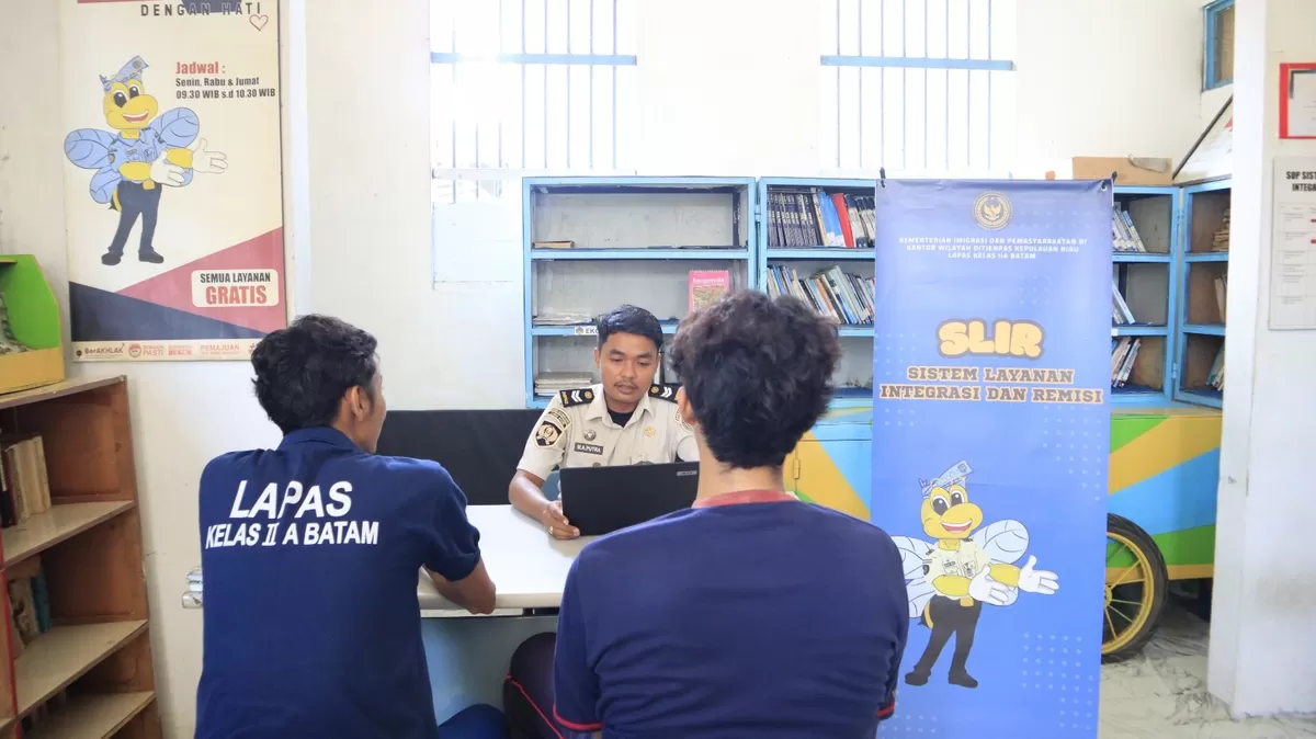 Petugas Lapas Kelas II Batam saat melayani SLIR kepada warga binaan. (muhammad kamil)