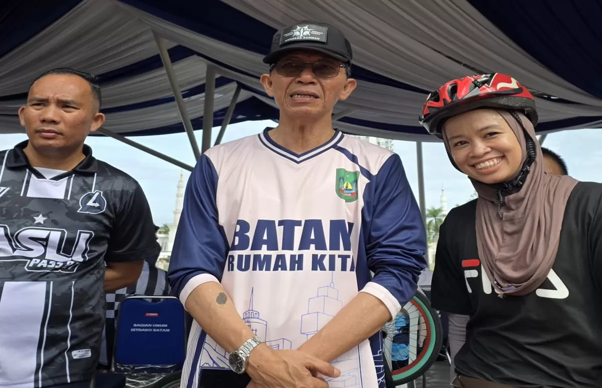 Dari kanan, Lili Muardeti photo bersama Walikota Batam, Amsakar Achmad, usai kegiatan Gowes di dataran Engku Putri. (Lili)