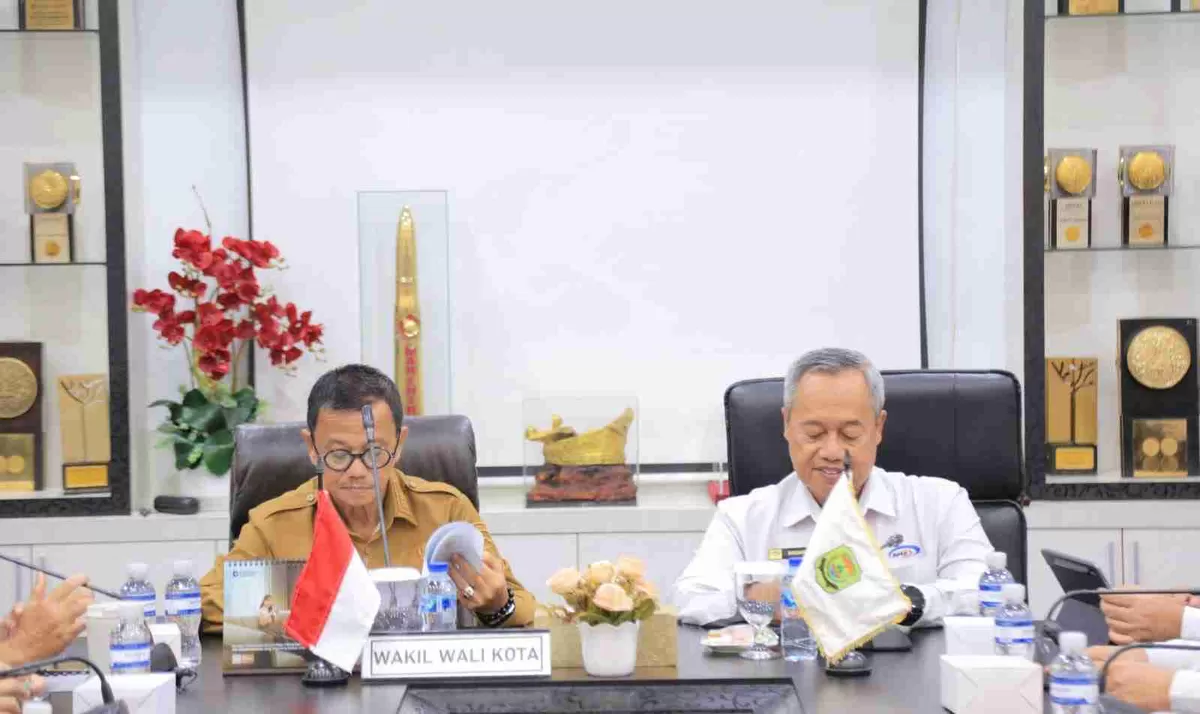 Wawako Tanjungpinang Raja Ariza dan Kepala BPKP Kepri, Mudzakir, saat memipin entry meeting Asistensi Peningkatan IEPK di Pemko Tanjungpinang. (Foto:Diskominfo Tanjungpinang)