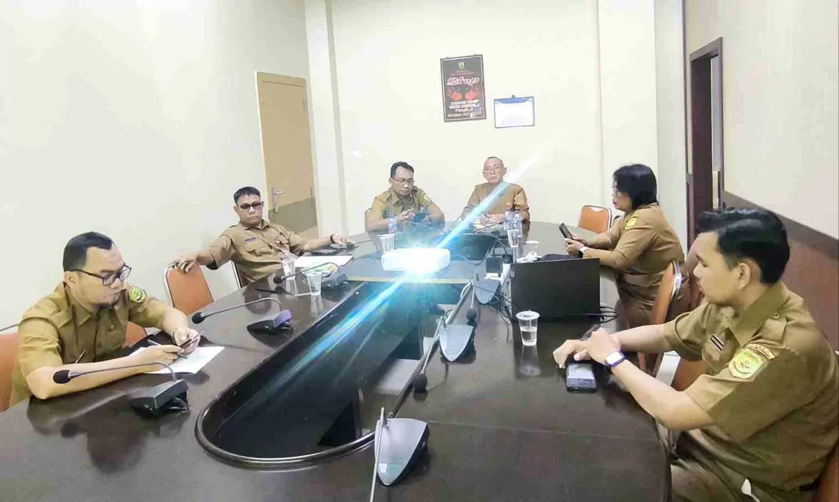 Pemko Tanjungpinang bersama instansi terkait menghadiri Rapat Koordinasi Pengendalian Inflasi Daerah yang diselenggarakan oleh Kemendagri RI secara hybrid, Senin 18 Mei 2026. (Foto:Diskominfo Tanjungpinang)