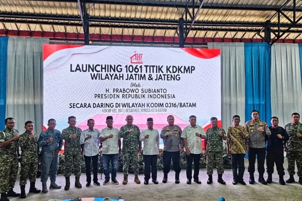 Wakil Gubernur Kepri Nyanyang Haris Pratamura foto bersama unsur Forkominda usai mengikuti peluncuran 1.061 KDMP oleh Presiden Prabowo suianto secara virtual. (Foto:Diskominfo Kepri)