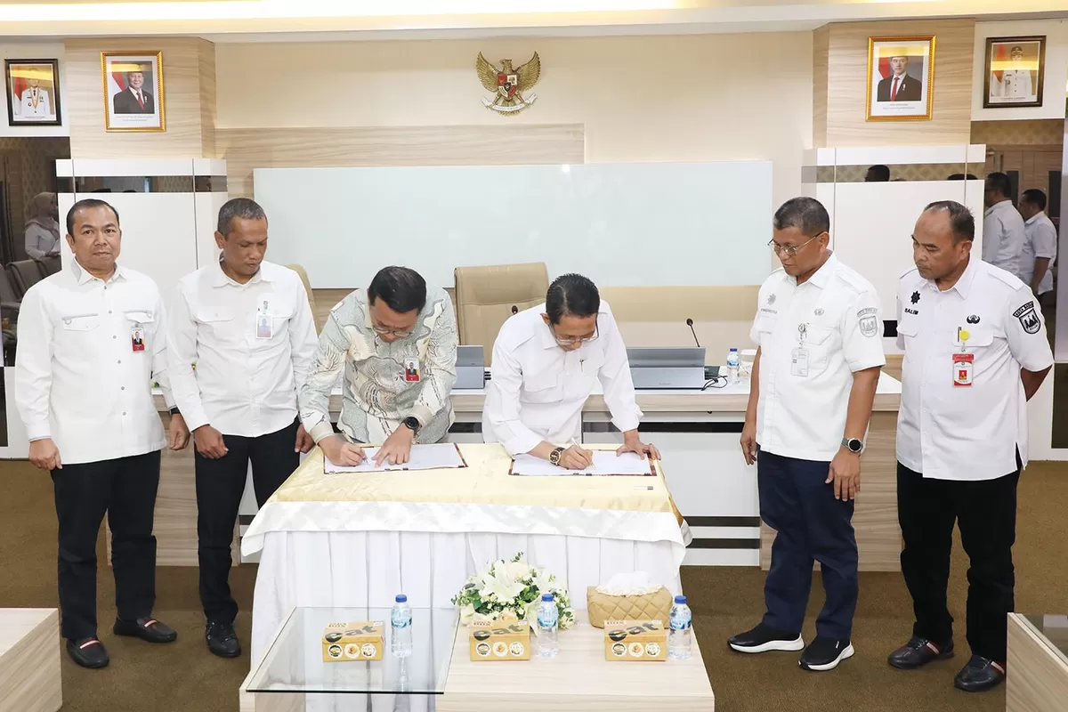 Walikota Batam Amsakar Achmad, bersama Plt Direktur Utama BRK Syariah, Helwin Yunus, menandatangani kerja sama di Kantor WalikKota Batam. (Foto:Diskominfo Batam)