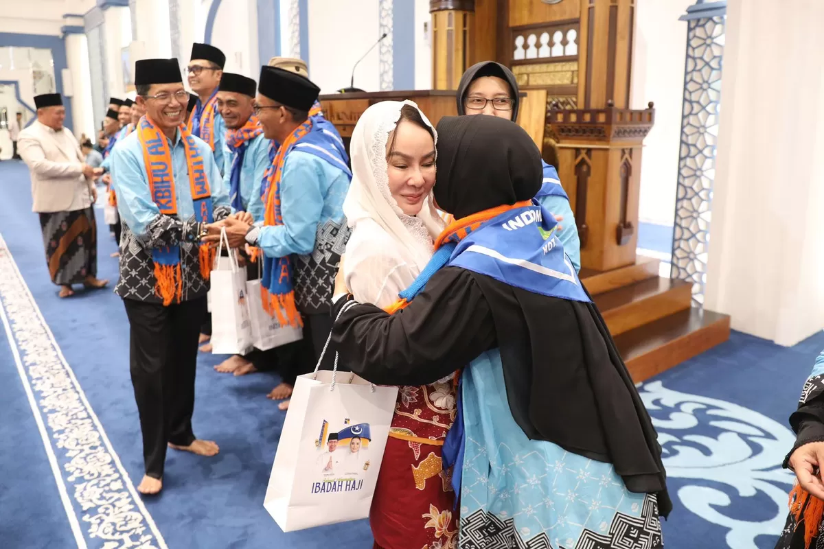 Walikota dan Wakil Walikota Batam, Amsakar Achmad dan Li Claudia Chandra, menyalami JCH Batam saat pelepasan keberangkatan di Masjid Agung Raja Hamidah Batamcentre.(Foto:Diskominfo Batam)