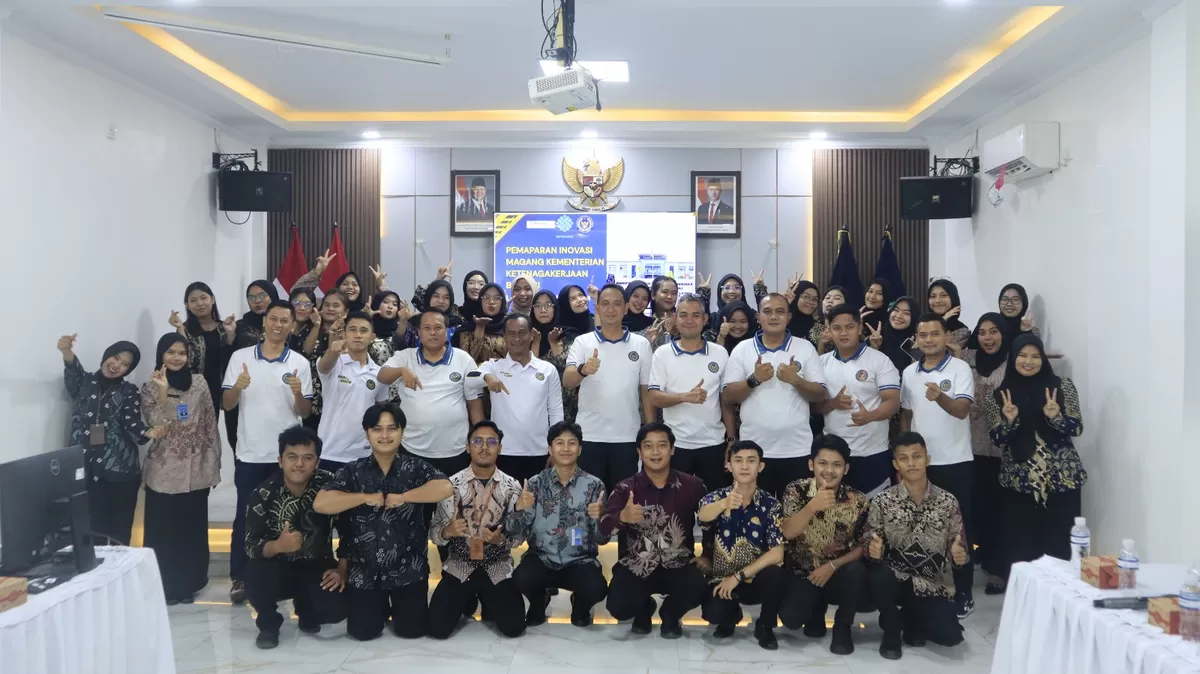 Peserta magang photo bersama Kalapas Batam usai kegiatan di aula Lapas Batam. (Humas Lapas Batam)
