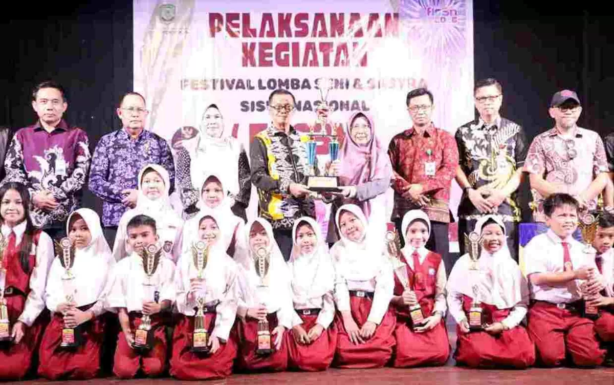 Wawako Tanjungpinang Raja Ariza foto bersama para pemenang FLS3N tingkat SD se Kota tanjungpinang. (Foto:Diskominfo Tanjungpinang) 