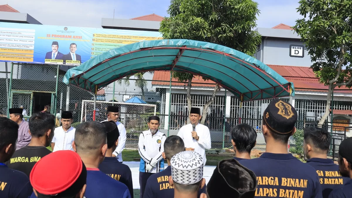 Kalapas Batam, Yosafat Rizanto, memberikan sambutan saat berkumpul melaksanakan kegiatan penyembelihan hewan kurban. (Muhammad Kamil)