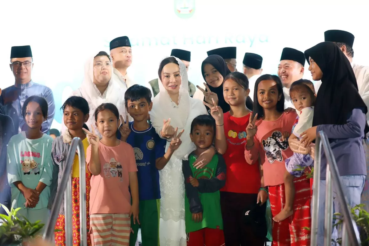 Plh Wali Kota Batam, Li Claudia Chandra, photo bersama usai melepas peserta Pawai Takbir Iduladha di Jalan Engku Putri, Batamcentre. (Media Center Batam)