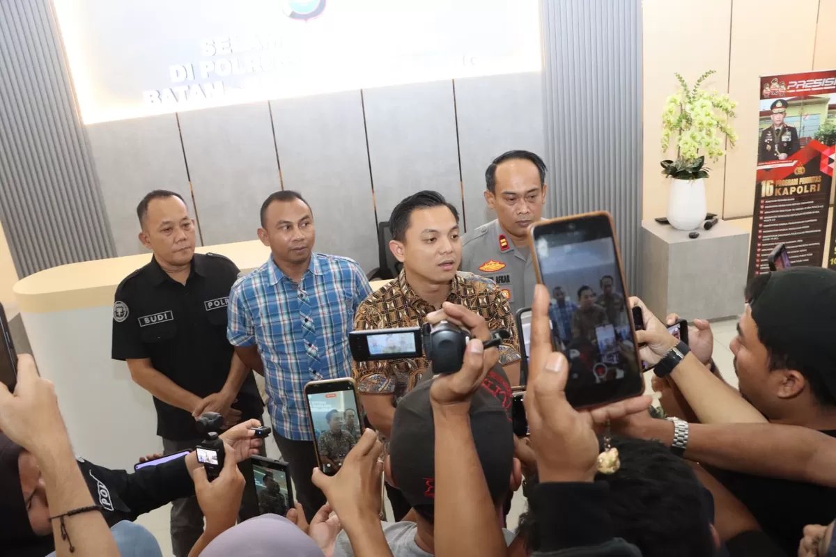 Satuan Reserse Kriminal Polresta Barelang saat menggelar doorstop terkait klarifikasi informasi yang viral di media sosial terkait peristiwa begal dan penganiayaan. (Humas Polresta Barelang)