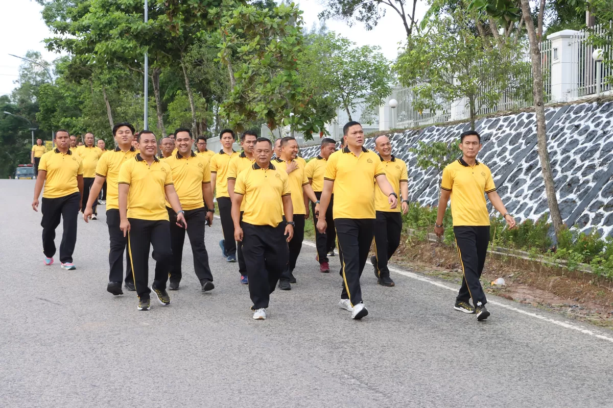 olahraga bersama sebagai bentuk pembinaan personel Kepolisian guna menjaga kesehatan dan kebugaran jasmani. (Humas Polresta Barelang)