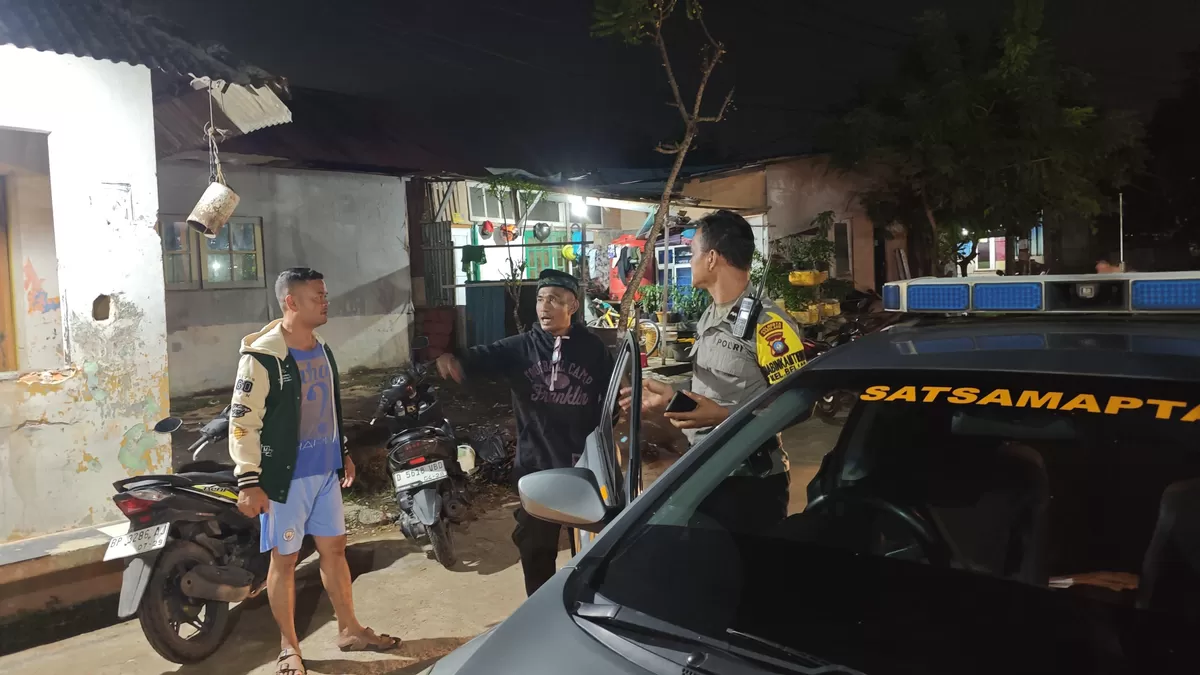 Personel Polsek Batam Kota saat tiba di lokasi untuk tindak lanjut laporan yang diterima dari seorang warga Botania. (Humas Polresta Barelang)