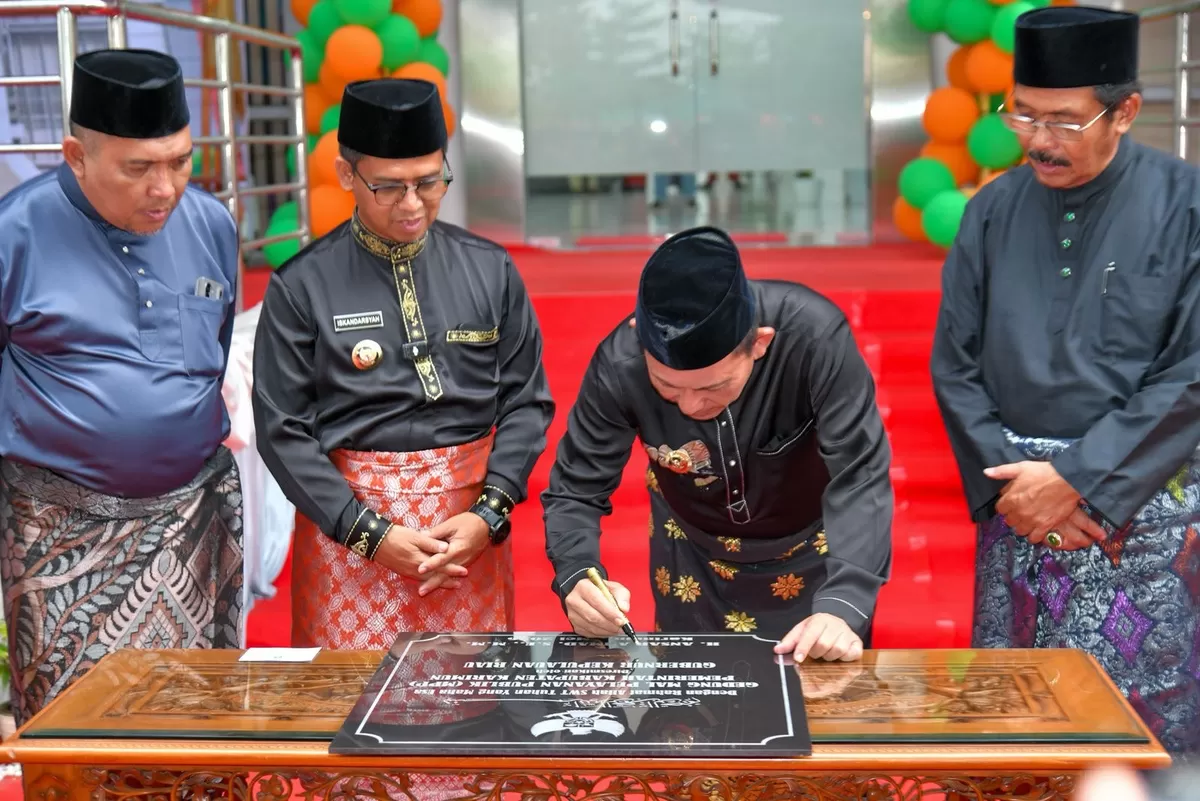 Gubernur Kepri, Ansar Ahmad menandatangani prasasti Mal Pelayanan Publik (MPP) Kabupaten Karimun dalam kegiatan prapeluncuran. (Foto:Diskominfo Kepri) 