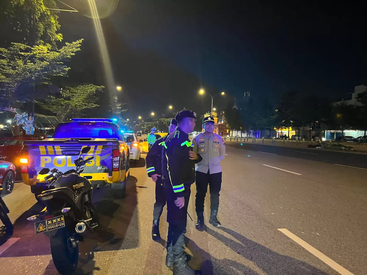 Personel Kepolisian Polresta Barelang saat melakukan pengamanan dan pengaturan kendaraan. (Humas Polresta Barelang)