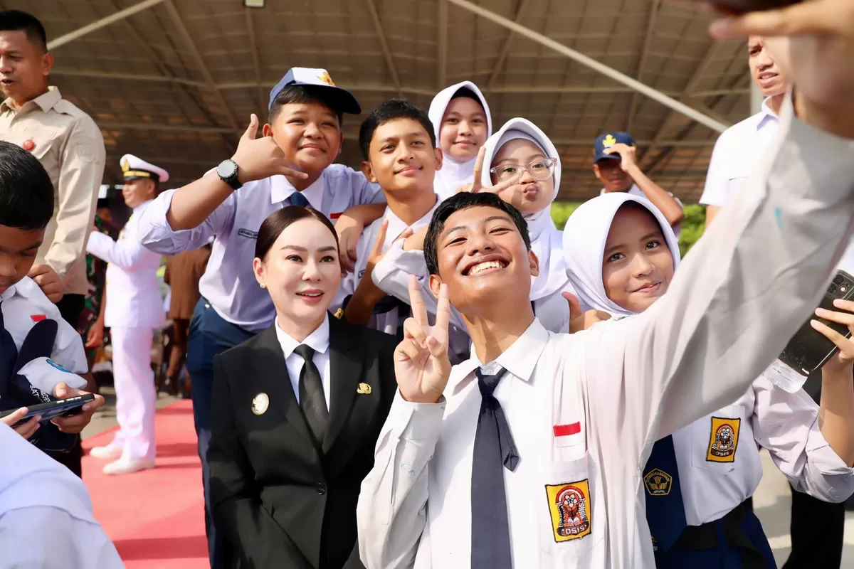 Plh Walikota Batam, Li Claudia Chandra foto bersam pelajar usai memimpin upacara peringatan Hari Lahir Pancasila di Dataran Engku Putri, Batamcentre. (Foto:Diskominfo Batam) 