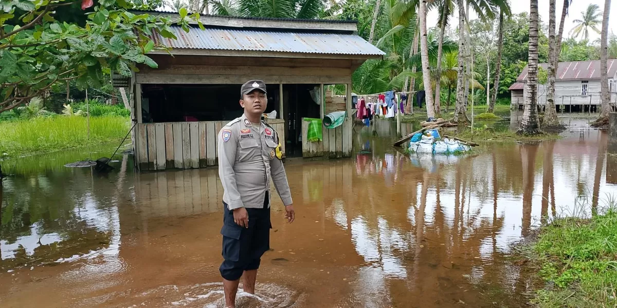 Bhabinkamtibmas Desa Bakong Polsek Singkep Barat, Briptu Paradis Adytya Saydi saat Patroli Siaga Bencana berkeliling ke kawasan rawan bencana di pesisir. (Foto: Humas Polsek Singkep Barat)
