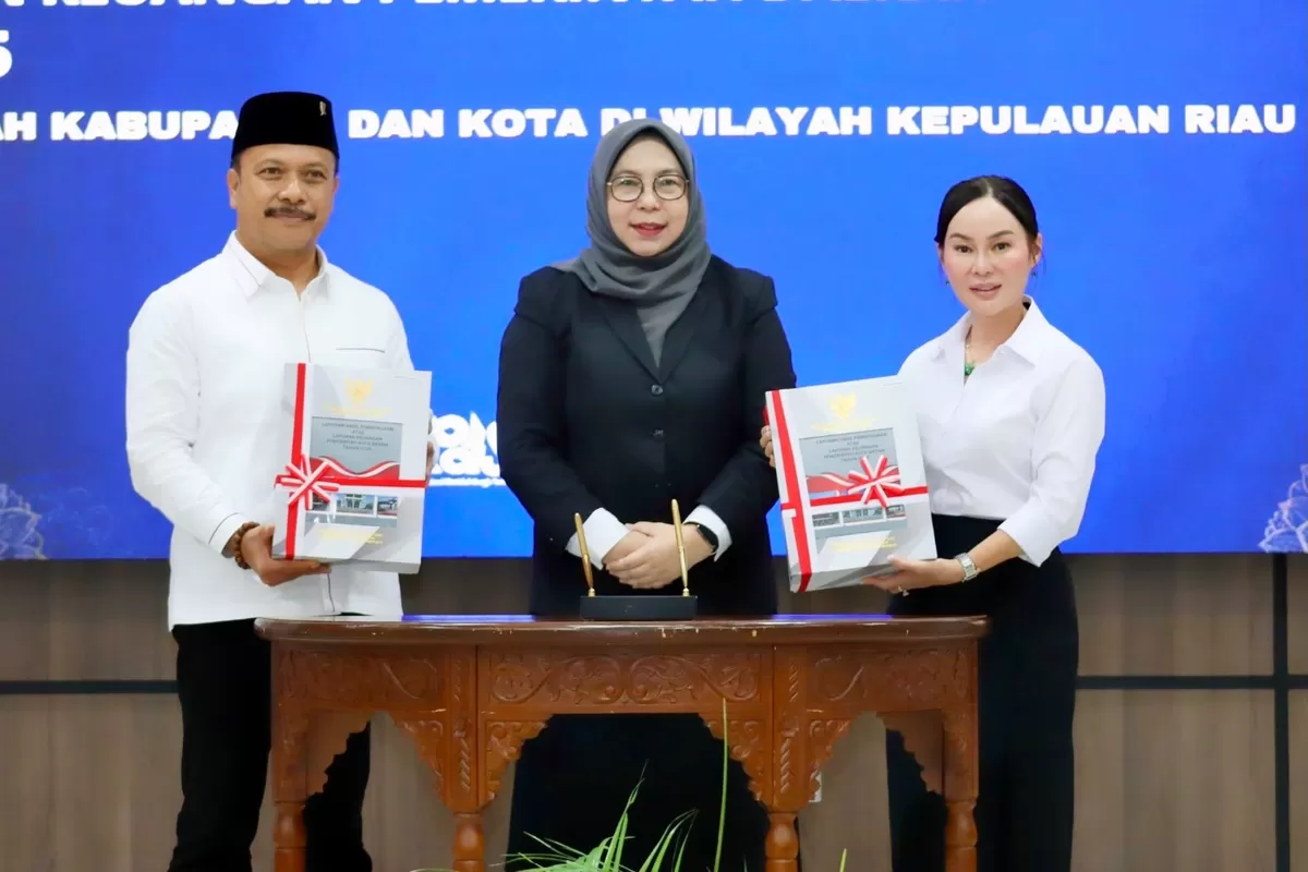 Plh Walikota Batam, Li Claudia Chandra, menerima LKPD Tahun Anggaran 2025 di Kantor BPK Perwakilan Provinsi Kepulauan Riau. (Foto:Diskominfo Batam) 