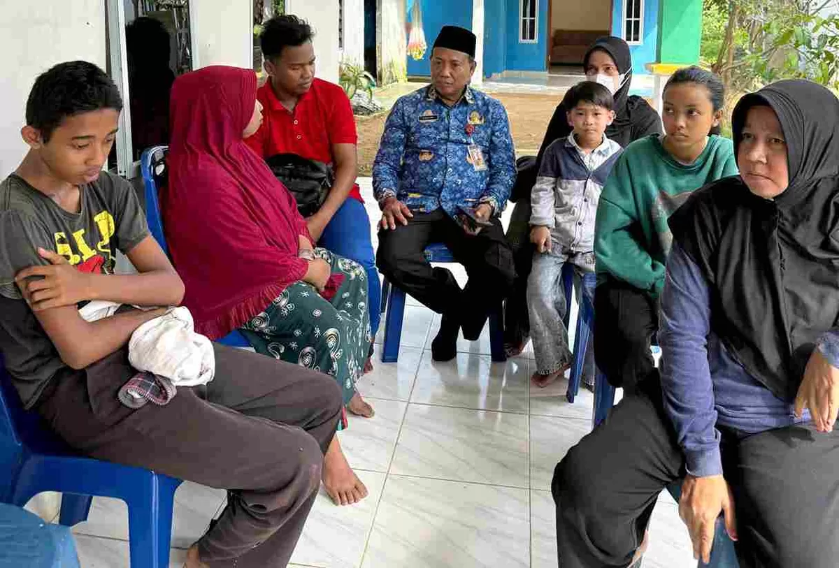 Warga antri di Posko Pemeriksaan Malaria di Kelurahan Senggarang didirikan Dinkes Tanjungpinang. (Foto: Diskominfo Tanjungpinang). 