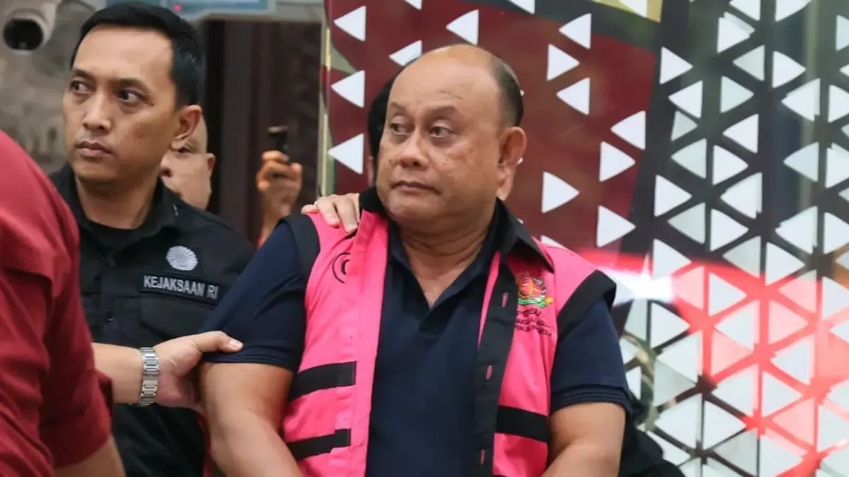 Dadan Hindayana saat dikawal Kejagung RI resmi menetapkan sebagai tersangka korupsi tata kelola MBG.