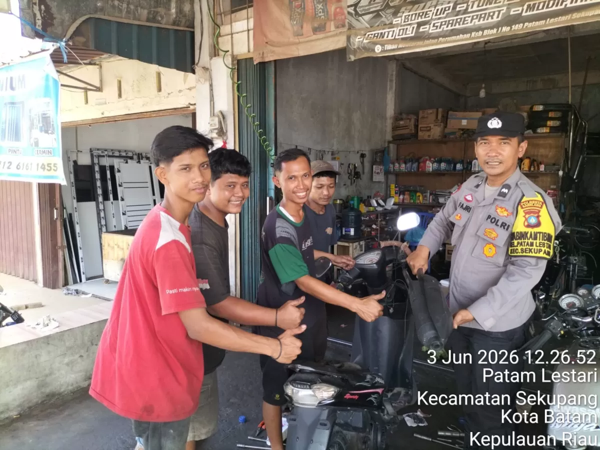 Personel Polsek Sekupang, photo bersama karyawan dan pemilik bengkel usai sosialisasi knalpot brong. (Humas Polresta Barelang)