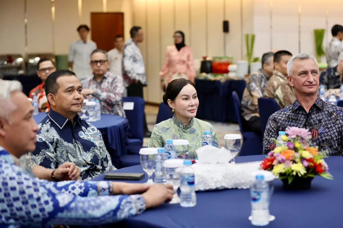 Plh Walikota Batam, Li Claudia Chandra bersama Kepala Delegasi Kementerian Pertahanan RI, Kolonel Infanteri Troy Hutagalung pada rangkaian Defence Attache Tour 2026 di Kantor BP Batam bersama 22 atase pertahanan dari 19 negara sahabat. (Foto: Diskominfo Batam)