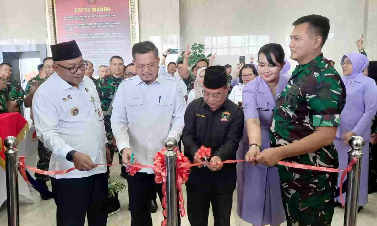 Pangkogabwilhan I, Letjen TNI Kunto Arief Wibowo bersama walikota Tanjungpinang Lis Darmansyah melakukan gunting pita meresmikan Museum Dharma Matra. (Foto:Diskominfo Tanjungpinang)