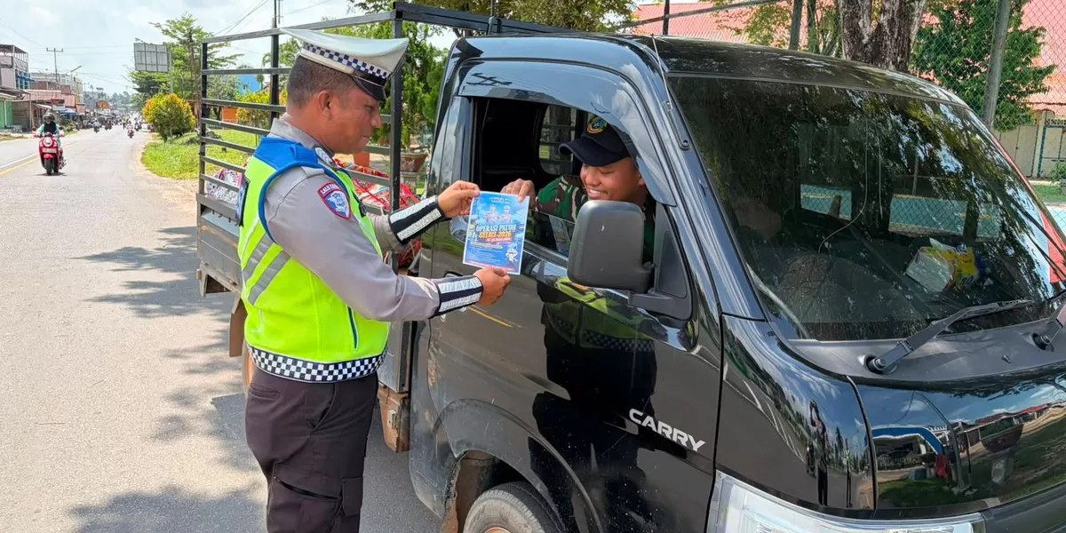 Personel Unit Kamse Satlantas Polres Lingga membagikan blosur dalam sosialisasi menjelang Operasi Patuh Seligi 2026. (Humas Polres Lingga) 