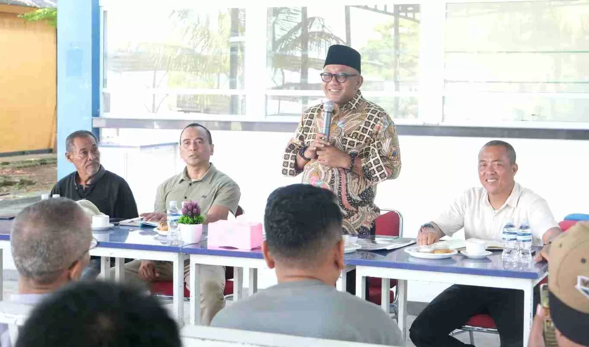 Walikota Tanjungpinang Lis darmansyah saat melakukan pertemuan dengan sejumlah pedagang di Taman Gurindam Dua Belas. (Foto:Diskominfo Tanjungpinang)