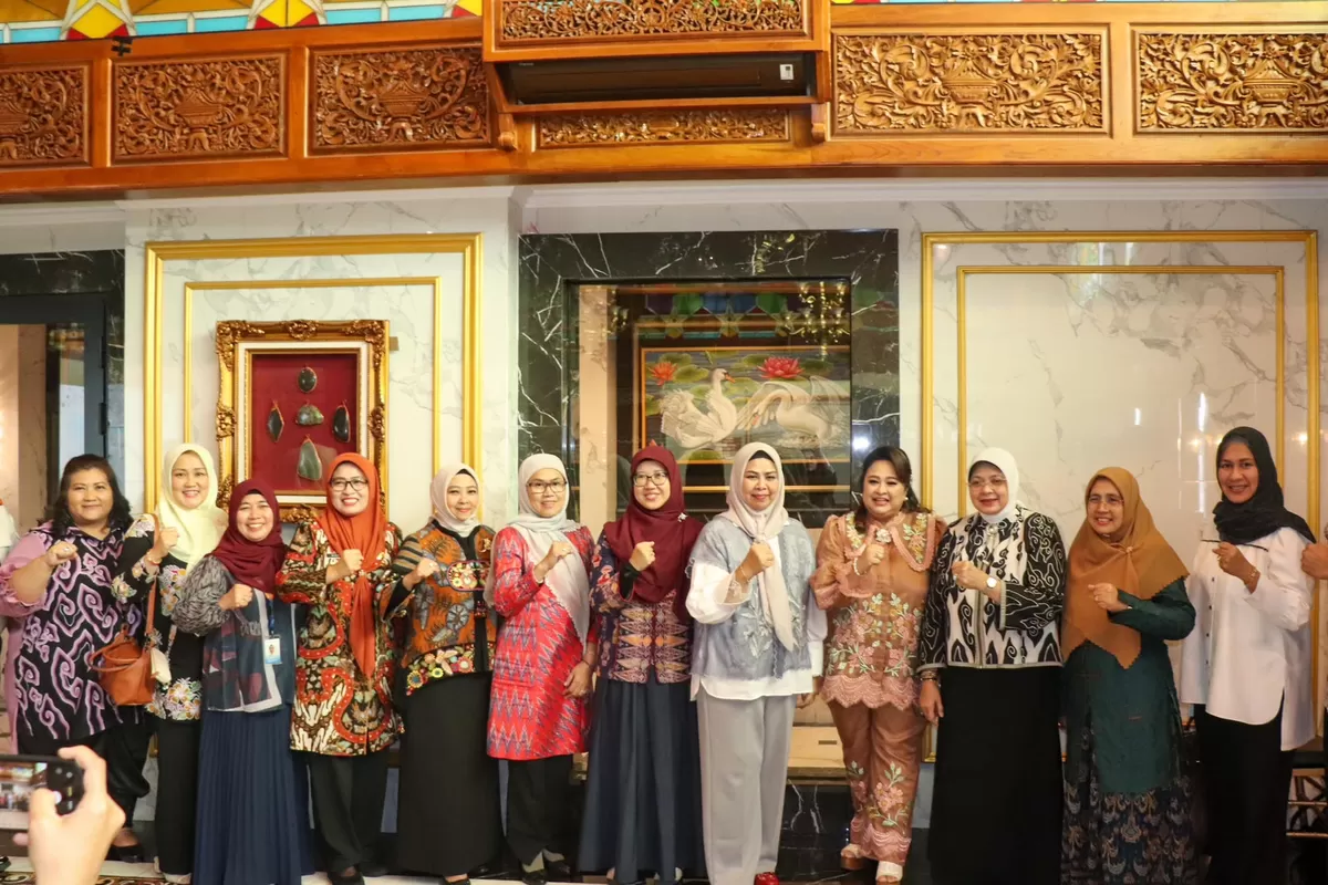 Ketua TP PKK Kepri Dewi Kumalasari, Sekdaprov Kerpi Misni, bersama perwakilan Direktorat PAUD Kemendikdasmen RI foto bersama usai rakor persiapan Peringatan HAN  2026.(Foto: Humas Prov kepri) 