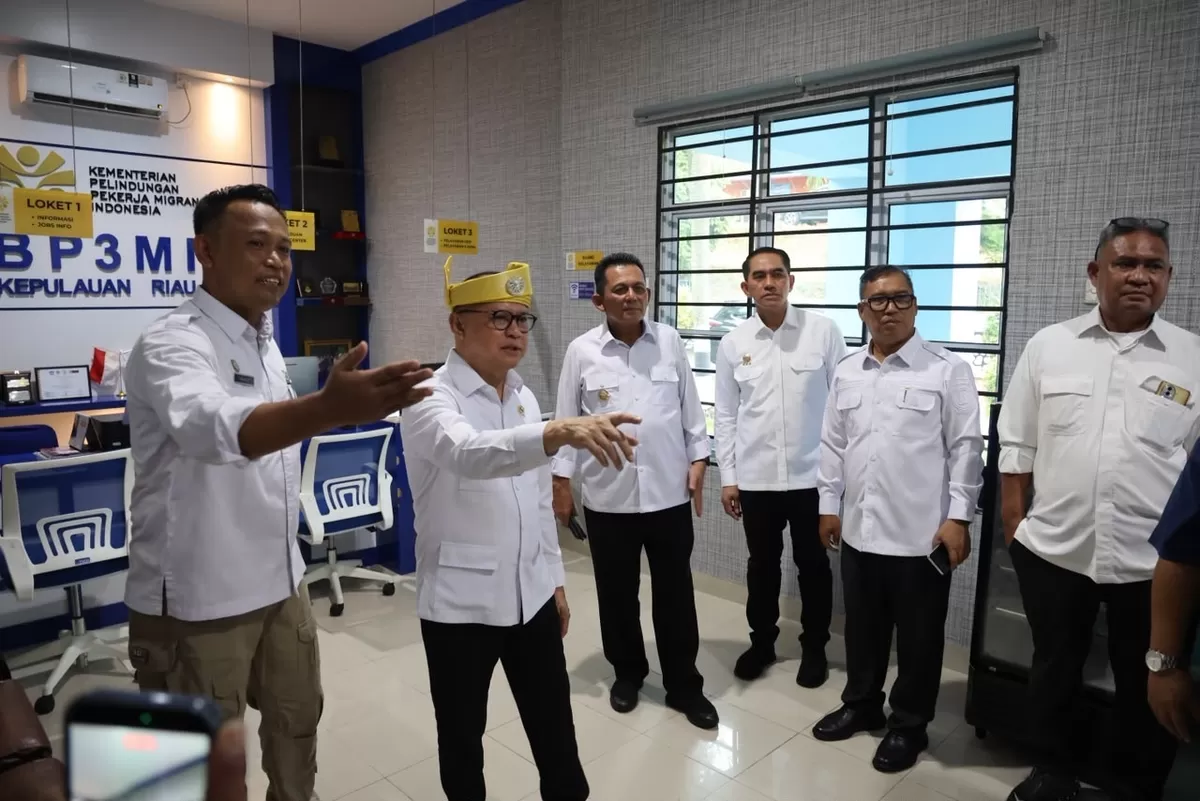 Menteri P2MI, Mukhtarudin didampingi Gubernur Kepri Ansar Ahmad dan Wagub Nyanyang Haris Pratamura meninjau Kantor BP3MI Kepri di Tanjungpinang, Senin 8 Juni 2026. (Foto:Diskominfo Kepri)