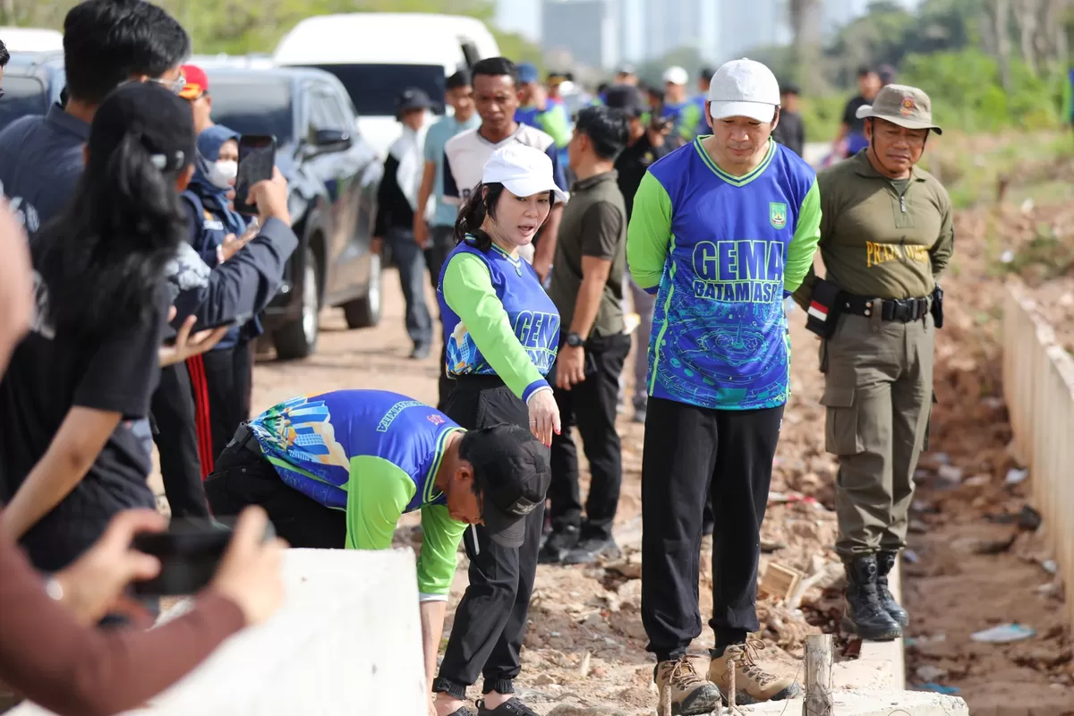 Plh Walikota Batam, Li Claudia Chandra, saat memimpin goro bersama dalam mensukseskan Gema Batam ASRI. (Foto:Dok Diskominfo Batam)