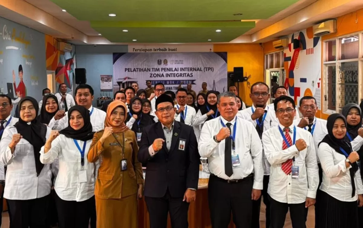 Plt Inspektur Kota Batam, Yusfa Hendri, bersama sejumlah peserta lain ngikuti Diklat Penilai Zona Integritas di Surabaya, Jawa Timur (humas kominfo batam)