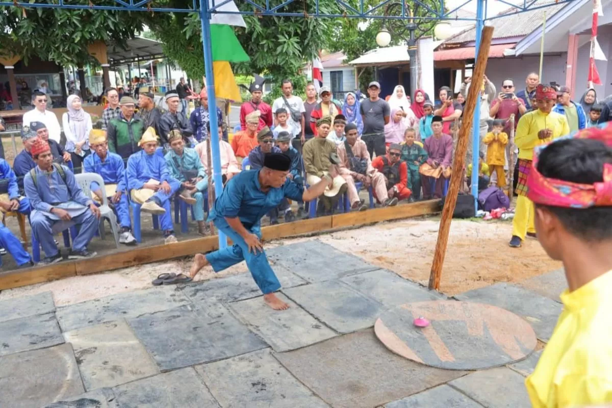 Permainan gasing menjadi salah satu atraksi menarik yang disuguhkan dalam Penyengat Heritage 2026. (Sumber: Dinas Pariwisata Kepri)