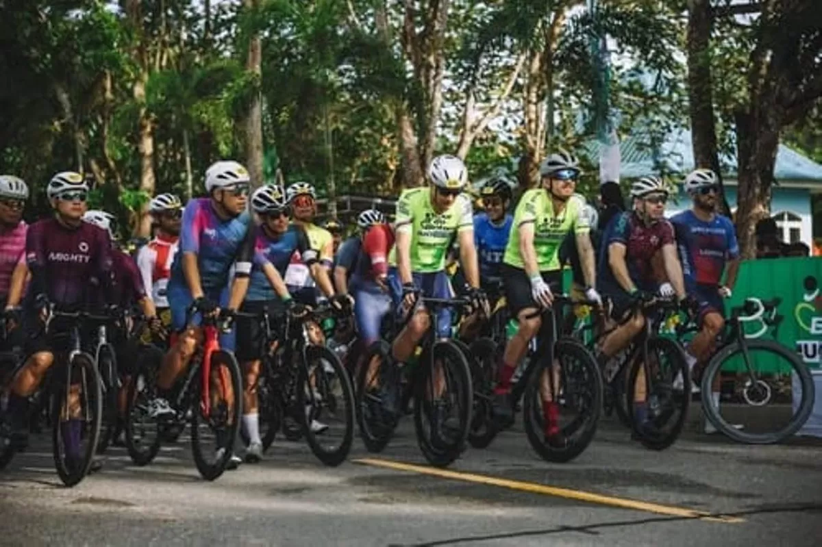 Sejumlah pembalap sepeda di garis awal perhelatan Tour de Bintan pada penyelenggaraan tahun lalu. (Sumber: tourdebintan.id)