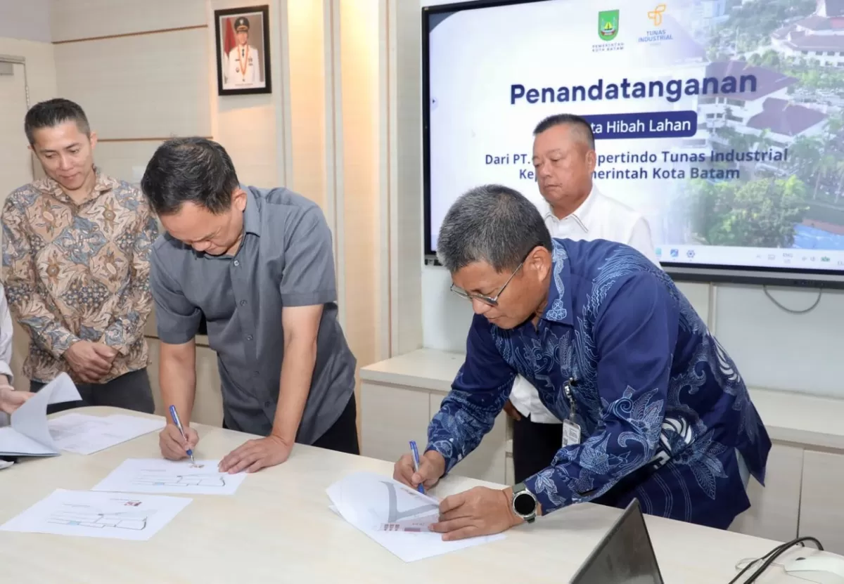 Sekda Kota Batam, Firmansyah, dan Direktur PT Prima Propertindo Utama, Albert Crenna Dessely, melakukan penandatanganan naskah hibah di Kantor Walikota Batam. (Foto: Diskominfo Batam) 