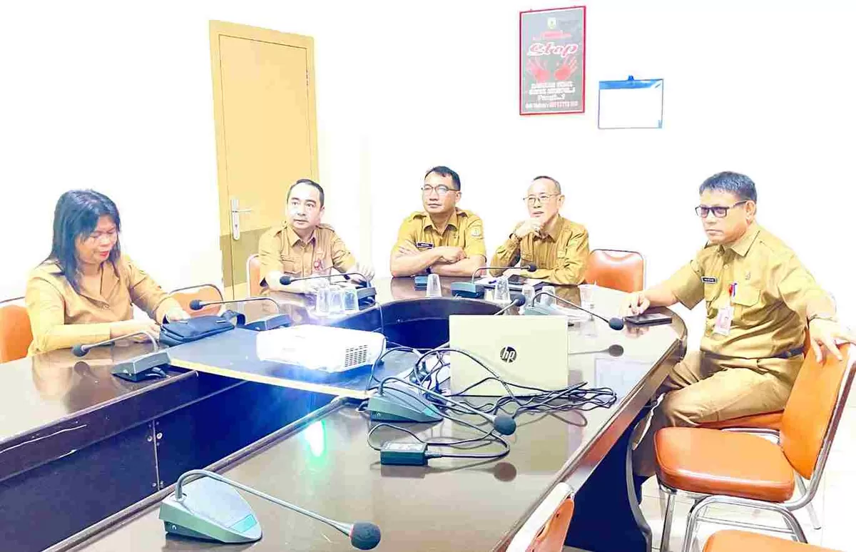 Rakor secara hybrid Pembahasan Langkah Konkret Pengendalian Inflasi di Daerah bersama Mendagri Tito Karnavian, bertempat di Ruang Rapat Asisten II Kantor Wali Kota Tanjungpinang, Senin 15 Juni 2026. (Foto:Diskominfo Tanjungpinang)