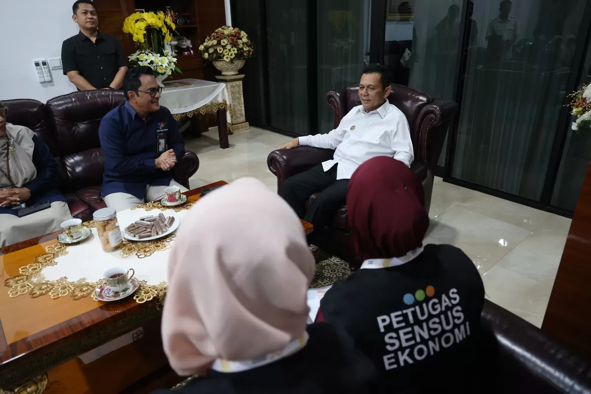Petugas pendataan Sensus Ekonomi 2026 mewawancarai Gubernur Ansar Ahmad di Kediamannya disaksikan Kepala BPS Kepri Toto Haryanto Silitonga. (Foto:Diskominfo Kepri) 