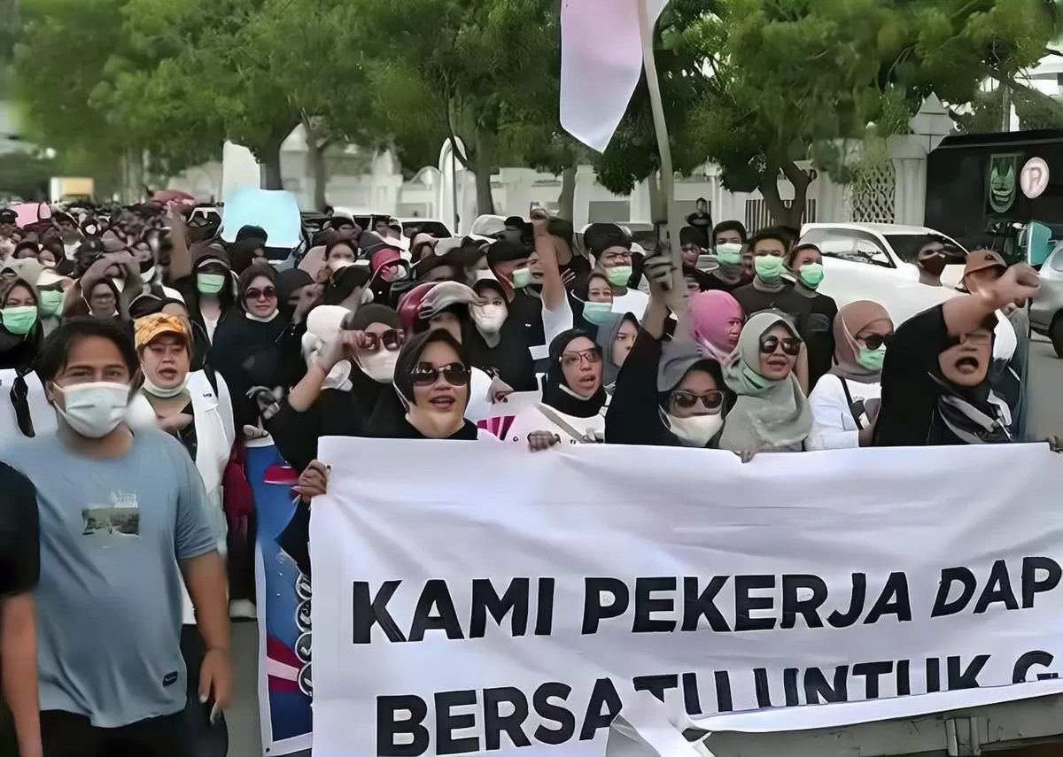 Aksi demo ratusan relawan dan pekerja Dapur MBG Kota Batam menyampaikan aspirasinya di depan Gedung DPRD Kota Batam. (Muhammad Kamil)