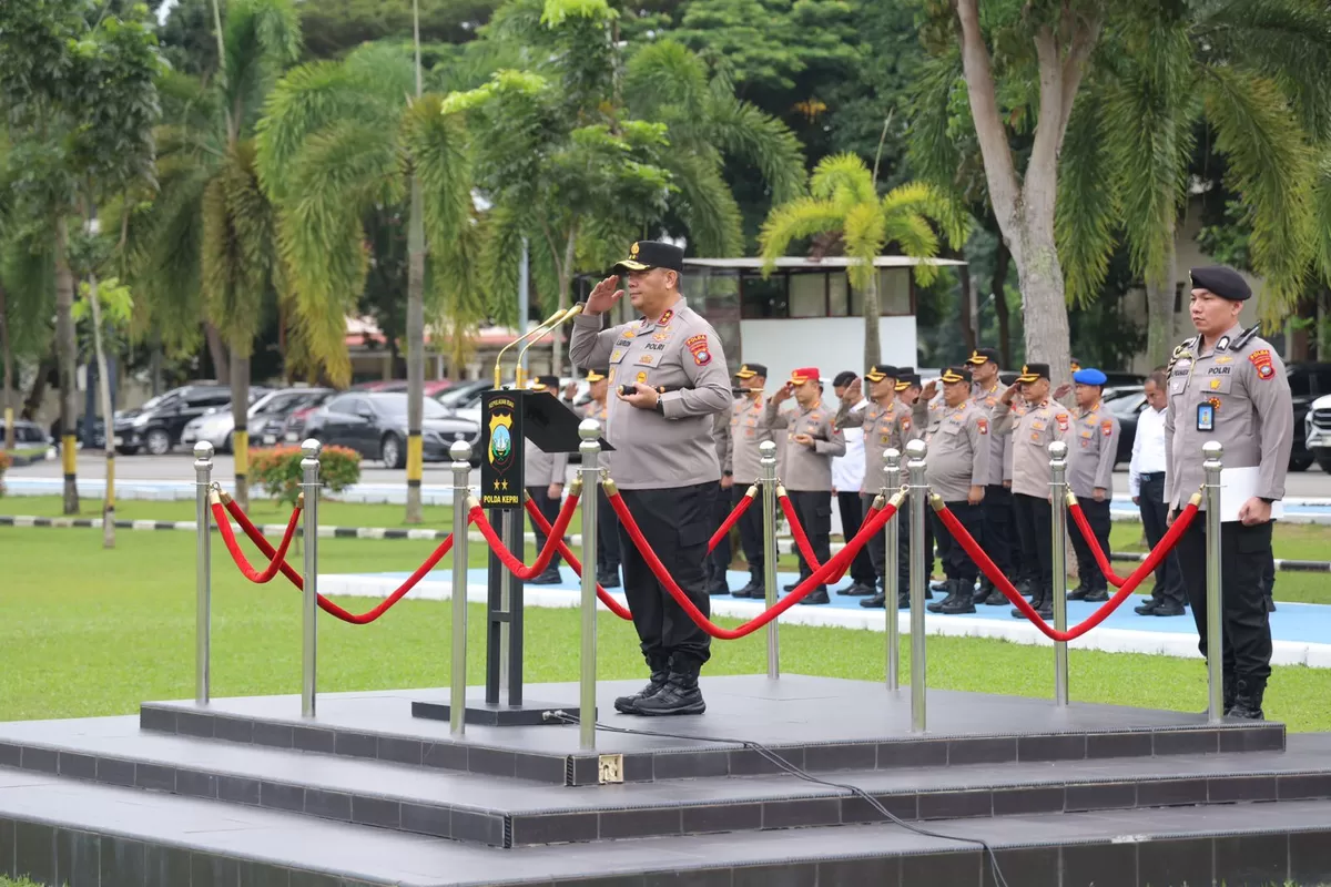 Kapolda Kepri Irjen Pol. Asep Safrudin, S.I.K., M.H., saat memimpin Apel Sabuk Kamtibmas di Lapangan Bhayangkara Polda Kepri. (Humas Polda Kepri)