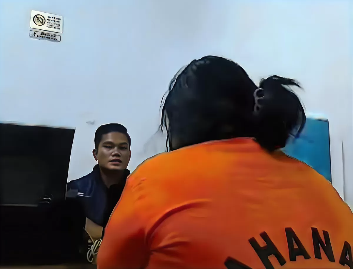 VJH ibu angkat korban penganiayaan anak di bawah umur saat di periksa penyidik Polsek Sagulung (Photo Ist)