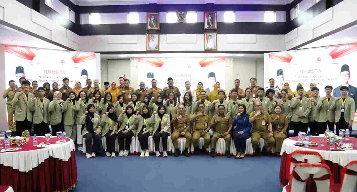Walikota Lis foto bersama mahasiswa UGM yang akan melaksanakan KKN-PPM di Tanjungpinang.(Foto:Diskominfo Tanjungpinang) 