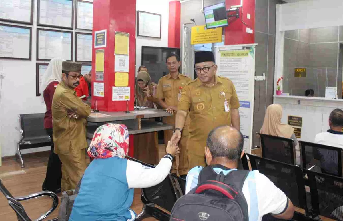 Walikota Tanjungpinang Lis Darmansyah menyapa masyarakat di ruang tunggu kantor pelayanan publik Disdukcapil Tanjungpinang. (Foto:Diskominfo Tanjungpinang) 