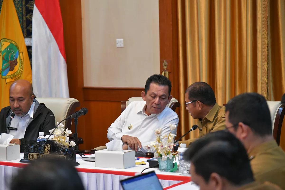 Gubernur Kepri Ansar Ahmad saat memimpin Rapat Evaluasi dan Konsolidasi Usulan Kampung Nelayan Merah Putih di Gedung Daerah, Tanjungpinang. (Foto:Diskominfo Kepri) 