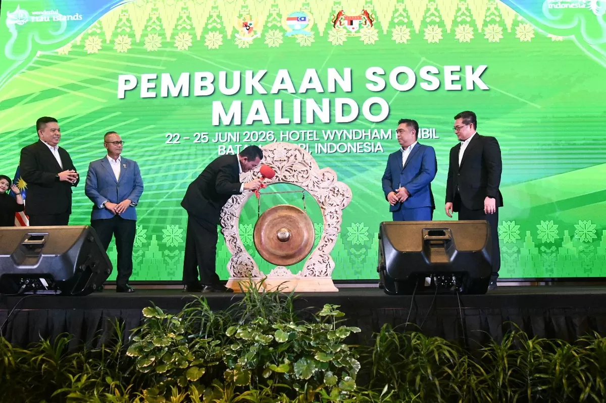Gubernur Kepri Ansar Ahmad, memukul gong membuka Persidangan Sosek Malindo ke-22 yang diselenggarakan di Wyndham Panbil Hotel, Batam. (Foto:BIRO ADPIM KEPRI)
