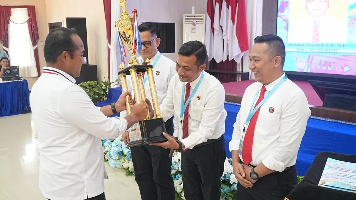 Tim Polresta Barelang AKP Muhammad Ridho, Aiptu Ari Fitriadi, dan Brigadir Friandi berhasil meraih gelar Juara Pertama. (Humas Polresta Barelang)