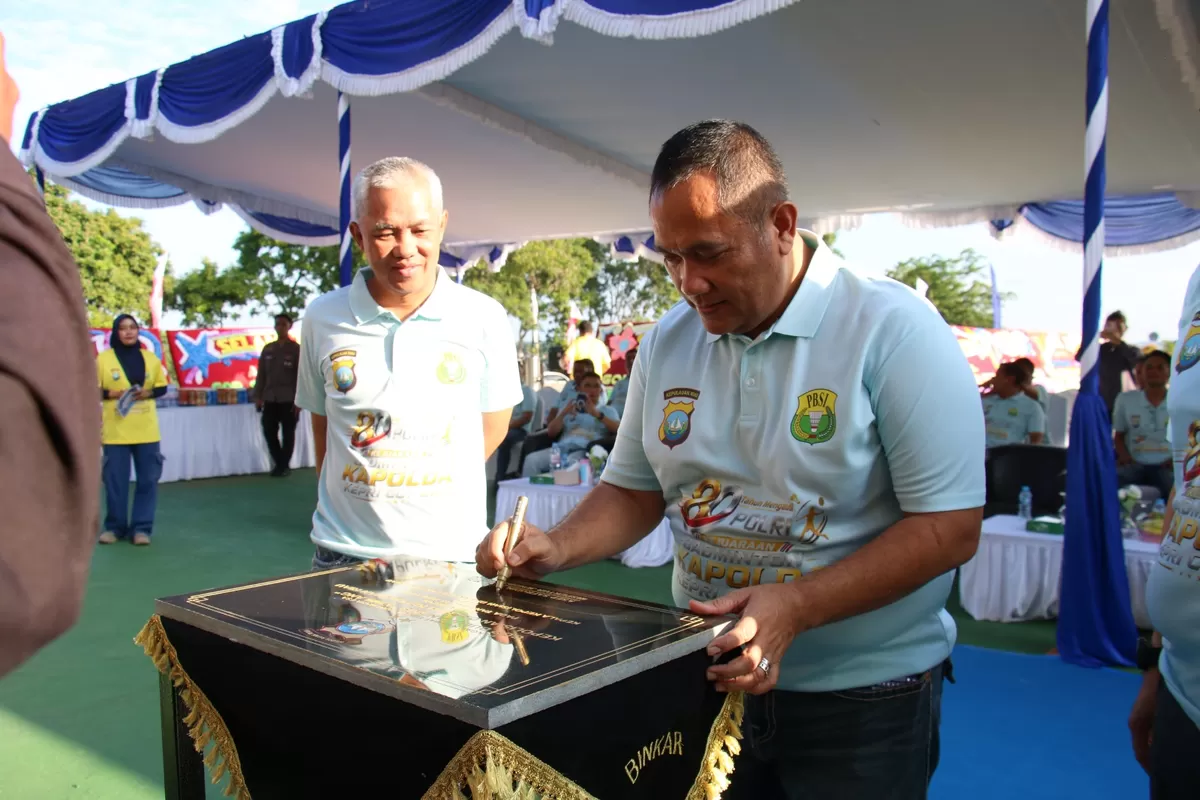 Kapolda Kepri Irjen Pol. Asep Safrudin, S.I.K., M.H., saat menandatangani prasasti gedung olahraga baru sekaligus pembukaan resmi Kejuaraan Bulutangkis Kapolda Kepri Cup 2026. (Humas Polresta Barelang)