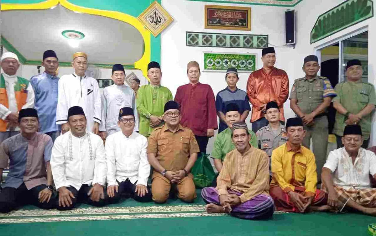 Walikota Lis foto bersama saat bersilaturahmi dengan warga Tanjung Sebauk dan Senggarang, Kelurahan Senggarang, Kecamatan Kota Tanjungpinang. (Foto:Diskominfo Tanjungpinang)