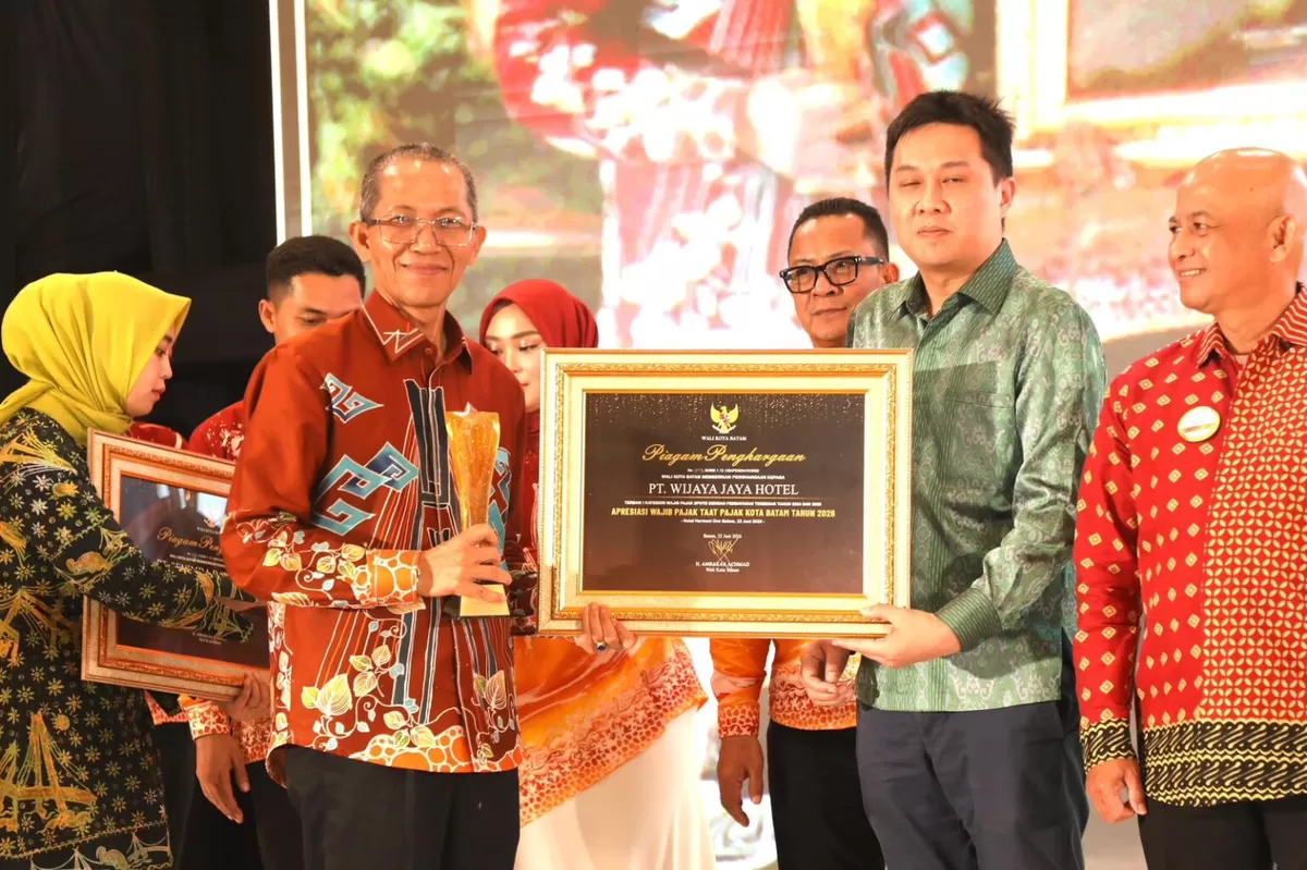 Walikota Batam Amsakar Achmad menyerahkan penghargaan kepada kepada Wajib Pajaknyang taat dan tertib dalam memenuhi kewajiban perpajakan. (Foto:Diskominfo Batam) 