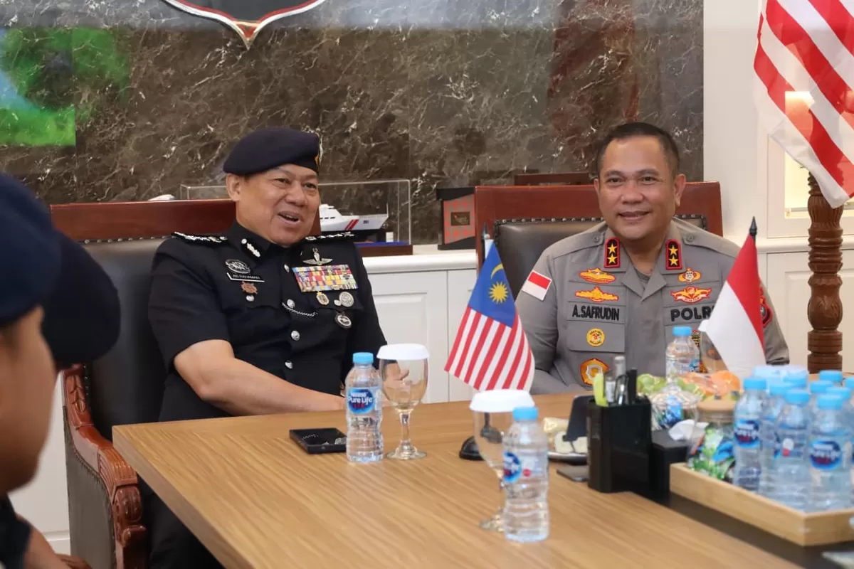 Kapolda Kepri Irjen Pol. Asep Safrudin, S.I.K., M.H., saat menerima kunjungan kehormatan Ketua Polis Johor, CP Dato' AB Rahaman Bin Arsad. (Humas Polda Kepri)
