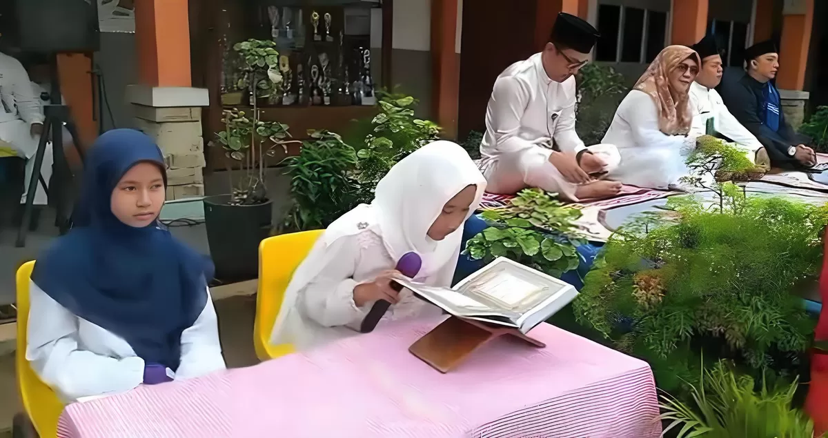 Peserta didik SDN 011 saat lantunkan ayat suci Al-Qur'an dengan suara jernih dan penuh perasaan dalam perayaan 10 Muharram. (Muhammad Kamil)