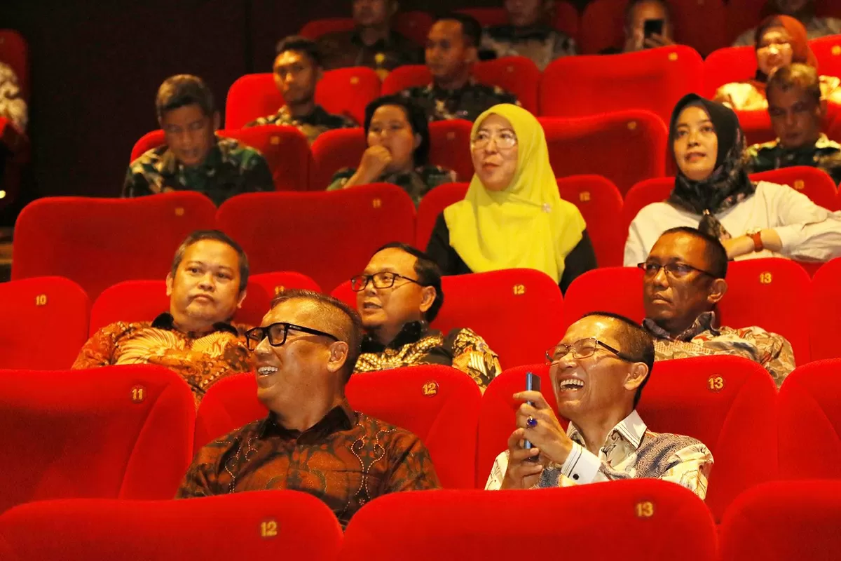 Walikota Batam Amsakar Achmad, bersama Wakil Gubernur Kepri, Nyanyang Haris Pratamura, menyaksikan film Tanah Sengketa di Mega XXI Batam. (Foto:Diskominfo Batam) 