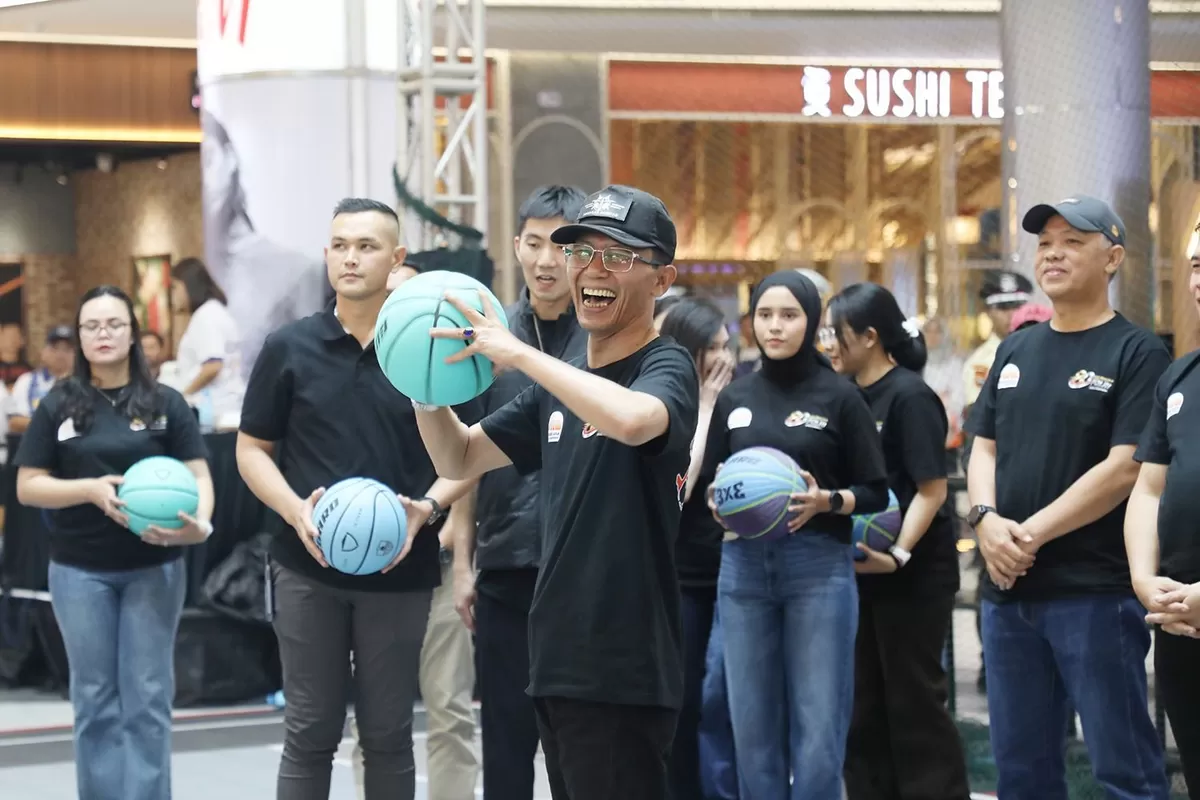 Walikota Batam Amsakar Achmad melempar bola saat membuka Basketball 3&times;3 Bhayangkara Championship di Grand Batam Mall, Lubukbaja. (Foto:Diskominfo Batam)